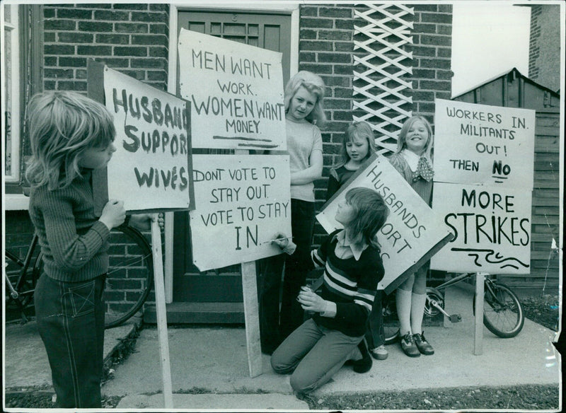 Demonstrators protest in Oxford, UK, on February 9, 1999. - Vintage Photograph