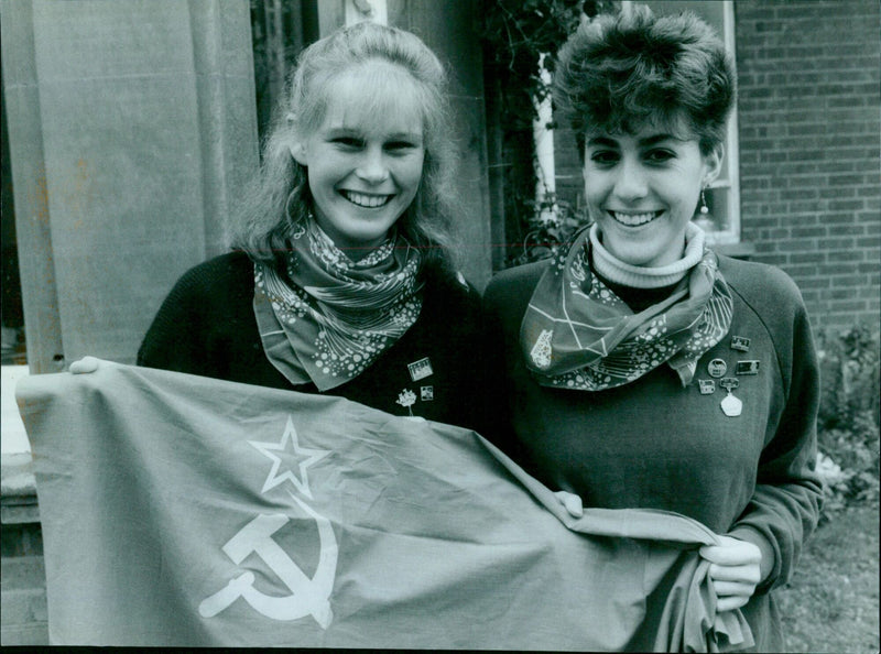 Oxford schoolgirls get a sneak preview of Russia's 70th anniversary celebrations. - Vintage Photograph