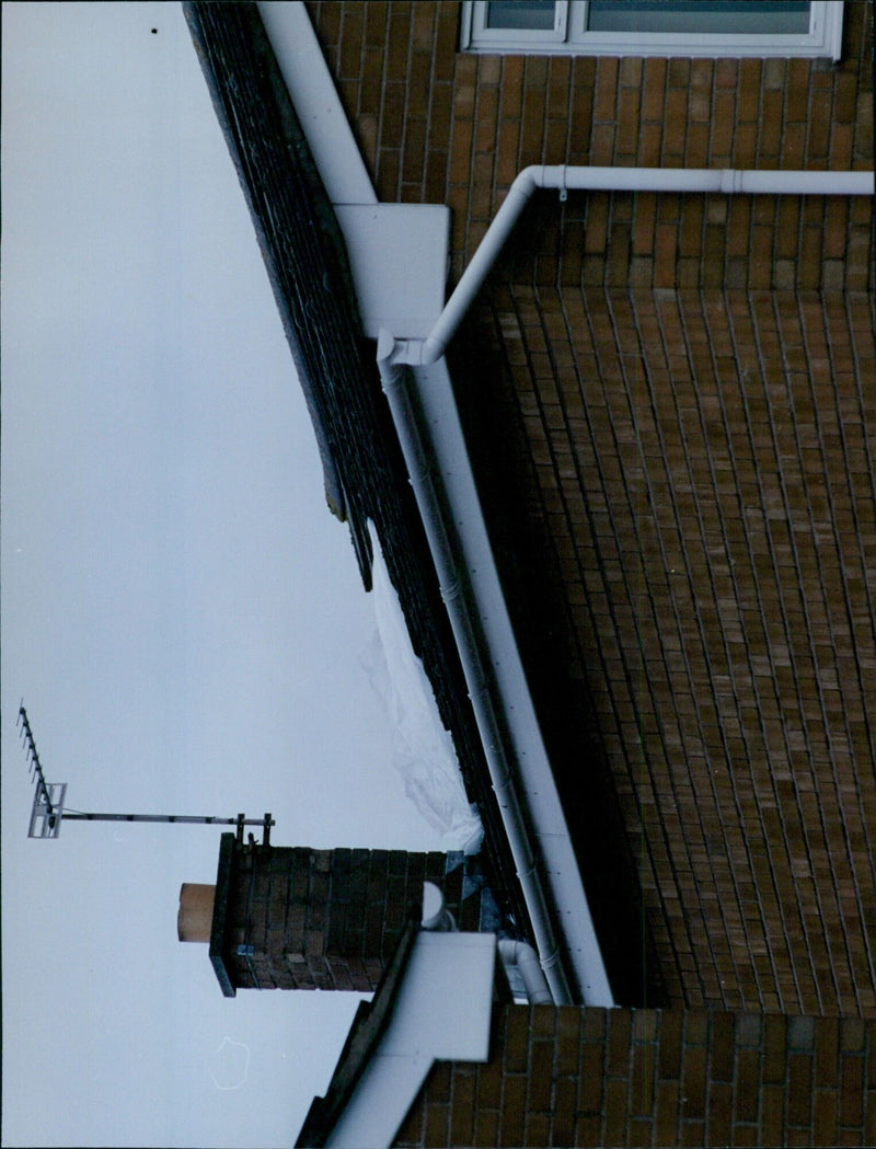 Lightning strikes London Road in Risinghurst, Oxford on May 16, 2001. - Vintage Photograph