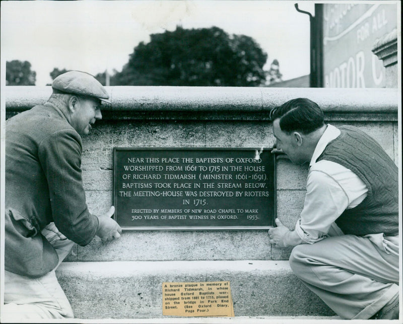 A bronze plaque commemorating 300 years of Baptist witness in Oxford was erected by members of New Road Chapel at Park End Street. - Vintage Photograph