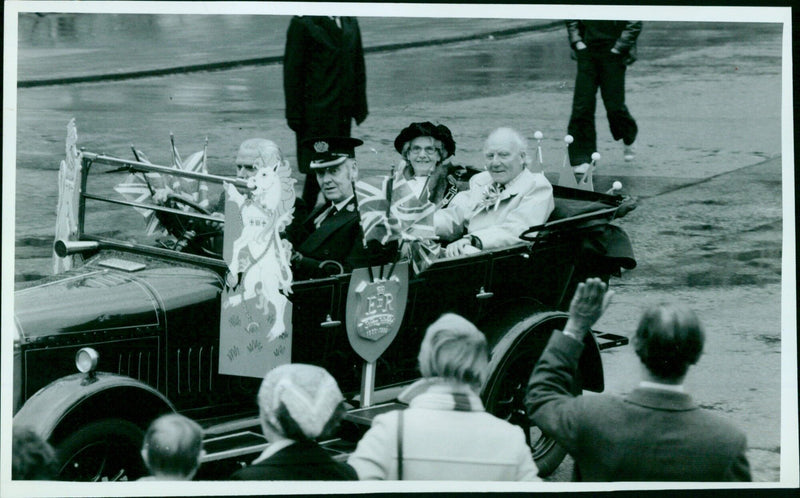 Crowds of people line the street to watch the Mayor's Jubilee Parade in Oxford, England. - Vintage Photograph