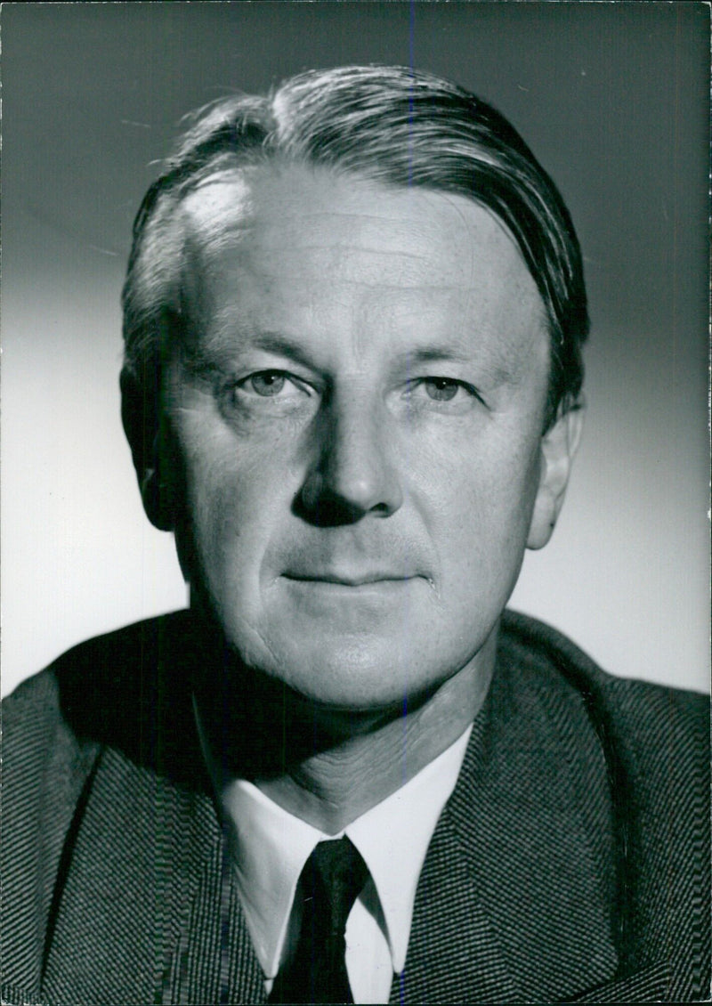 British Politicians, Simon Wingfield Digby, T.D. Dolor M.A.M.P. Unionist Member of Parliament for West Dorset since 1941, and Civil Lord of the Admiralty 1951-7, pose for a photograph taken by Vivienne for the Camera Press London. - Vintage Photograph
