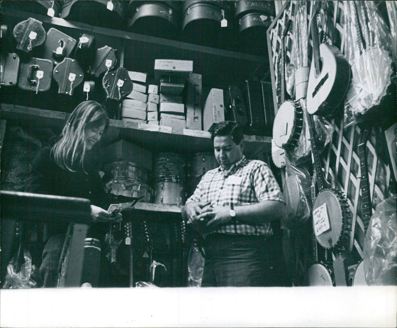 ASTAAN BARITON UFE MENMENT REV PUAS De THE HANDLE BANTOS 5B, seen here in an international magazine service photo from June 23, 1965. - Vintage Photograph