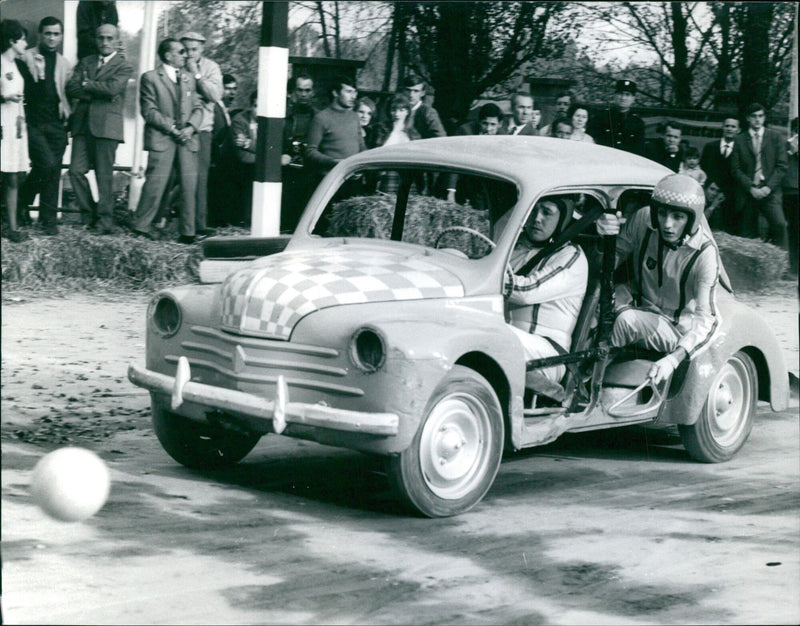 Race car drivers compete during the IN6810902 INTE CALLANO race in Via L. Imara, 5 URES. - Vintage Photograph