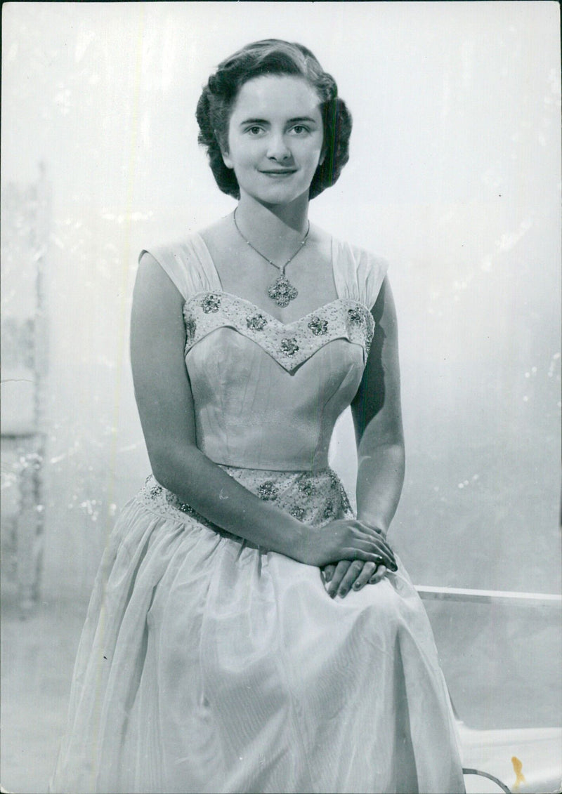 The Hon. Kathleen Brooke, daughter of Viscount and Viscountess Alanbrooke, poses for a portrait study captured by Bassano in 1973. - Vintage Photograph