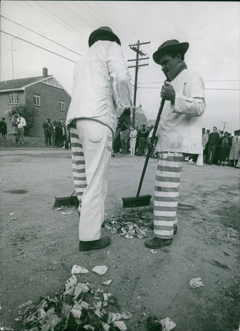 Hundreds of people take part in a demonstration in Alabana on August 3, 1965. - Vintage Photograph