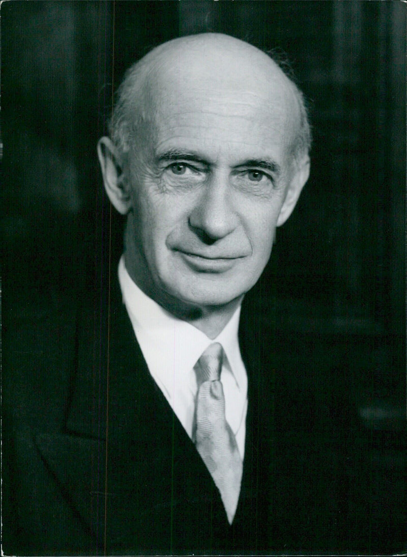 British Politician Leonard Behrens, the Acting President of the Liberal Party, poses for a portrait study by Bassano in September 1956. Photographer: Bassano, Camera Press London. - Vintage Photograph