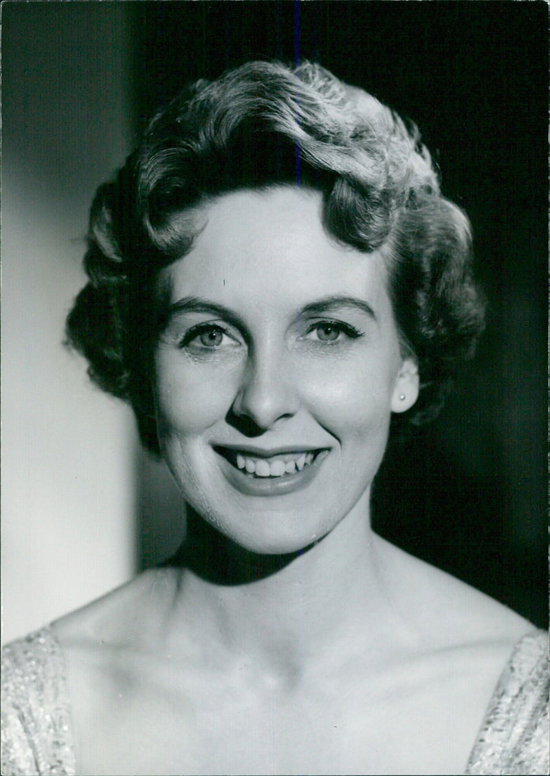 Tonia Lee, understudy to Julie Andrews in the musical "My Fair Lady", poses for a portrait in London. Photographer: Vivienne London, Camera Press London. - Vintage Photograph