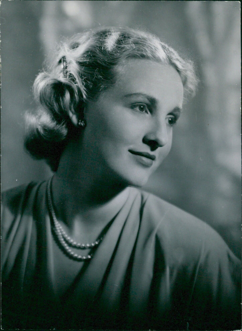 Debutante Alison MacLeod poses for a portrait study in 1952. - Vintage Photograph