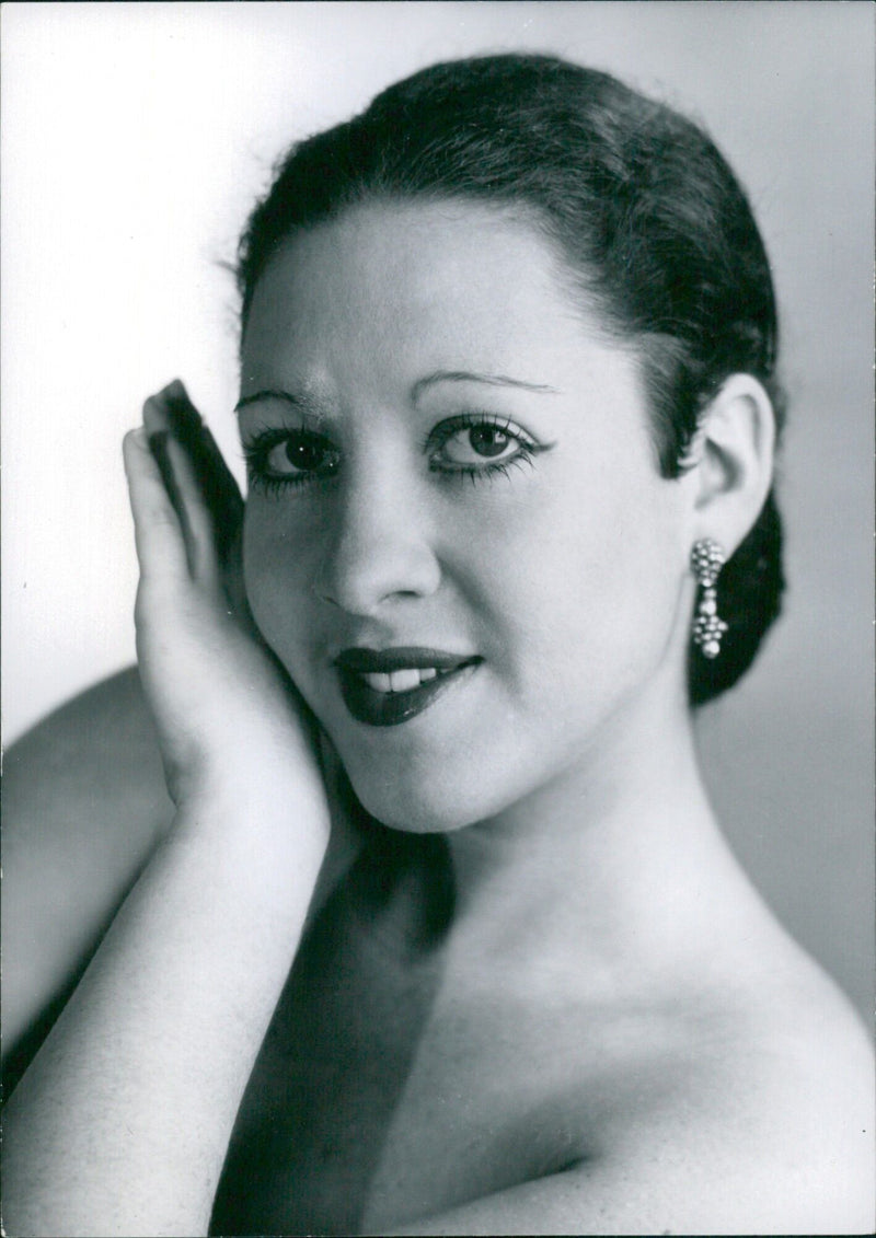 British dancer Lynette Ravna poses for a portrait in London, England. - Vintage Photograph