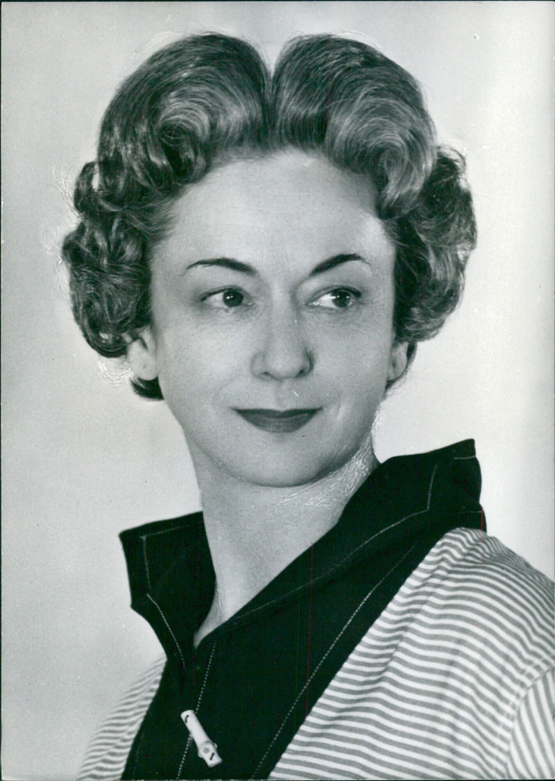 Artist Anne Le Clerc Fowle poses for her painting of the new High Altar at St. Paul's Cathedral for the Overseas League. - Vintage Photograph