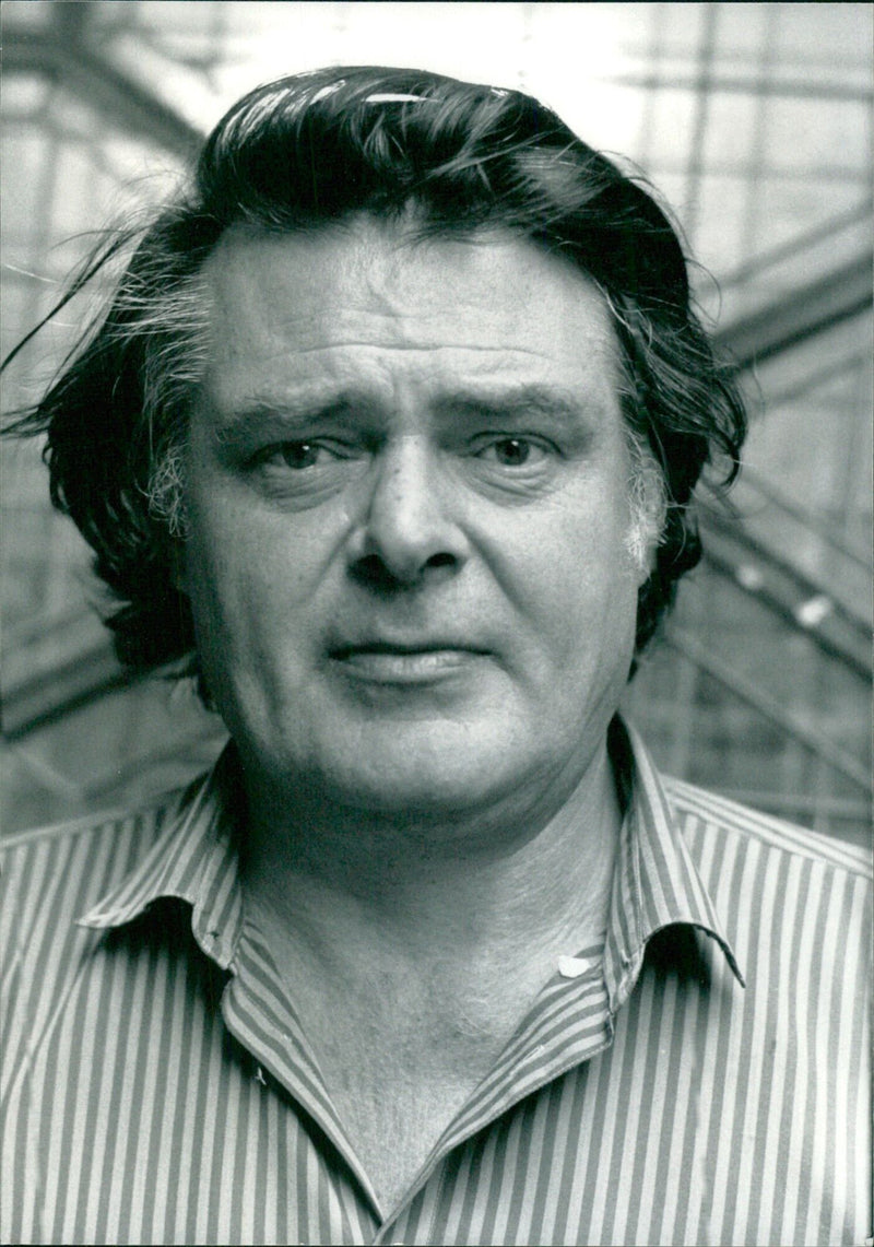 British playwright and author Simon Gray poses for a photograph in 1987. - Vintage Photograph