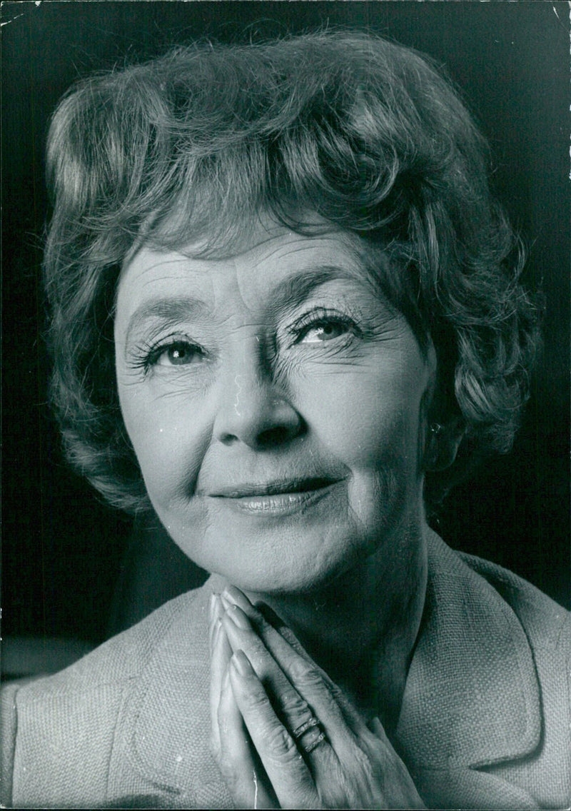 British actress Dulcie Gray smiles for the camera during a photoshoot in 1975. - Vintage Photograph