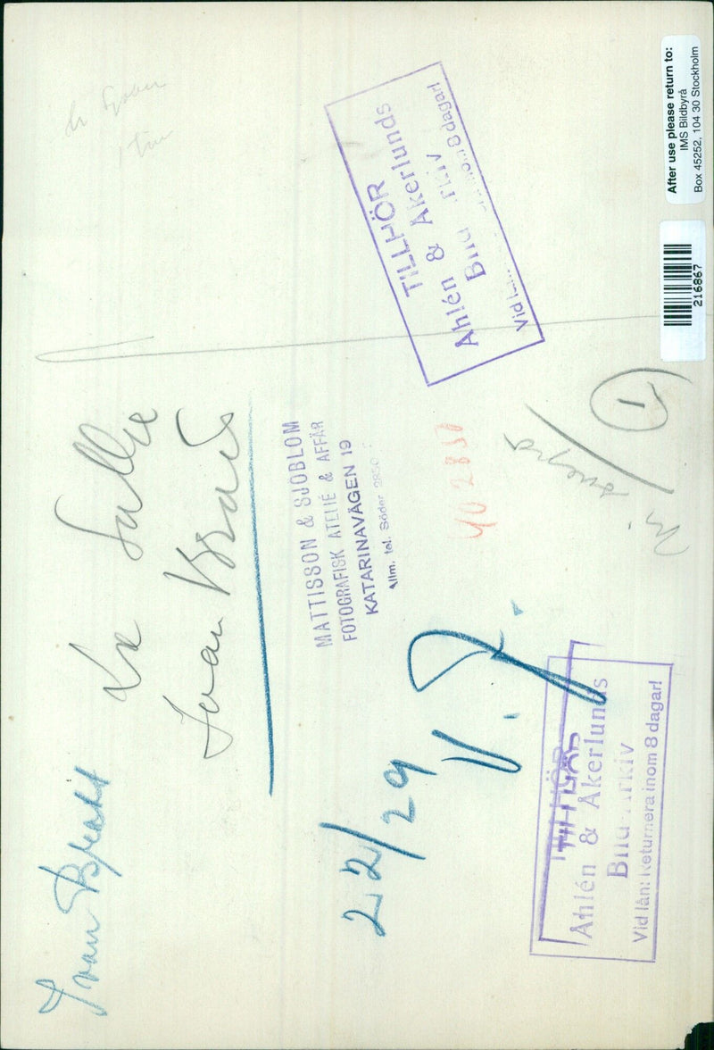 Students from La Salle Joan Brad school enjoy a break at the Ahlén & Åkerlunds Bild-arkiv in Stockholm, Sweden. - Vintage Photograph