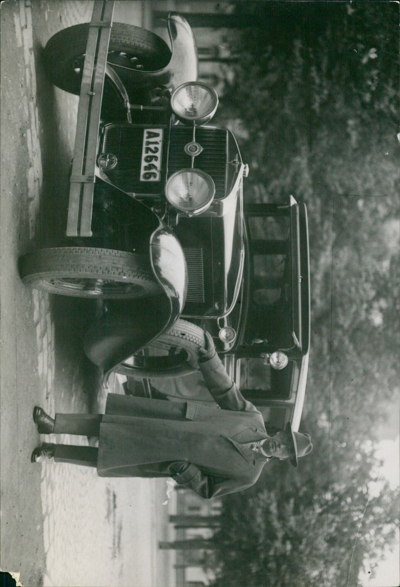 Students from La Salle Joan Brad school enjoy a break at the Ahlén & Åkerlunds Bild-arkiv in Stockholm, Sweden. - Vintage Photograph