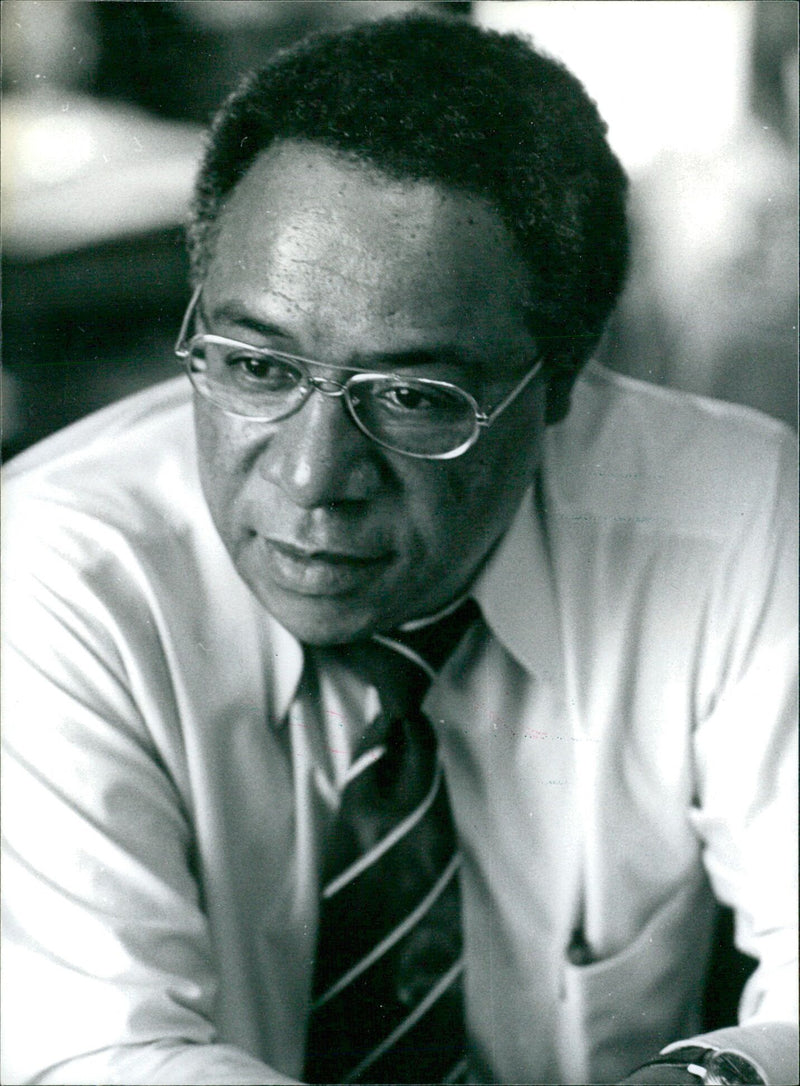 Dr. Alex Haley, author of the widely acclaimed best-seller "Roots", poses for a photograph in London on 1997. - Vintage Photograph