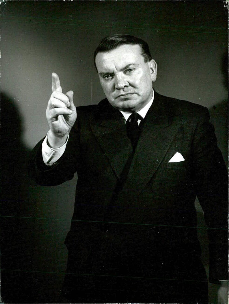 Ray Gunter, Labour Member of Parliament for Southwark since 1959, is pictured speaking on Labour matters from the Opposition Front Bench. - Vintage Photograph