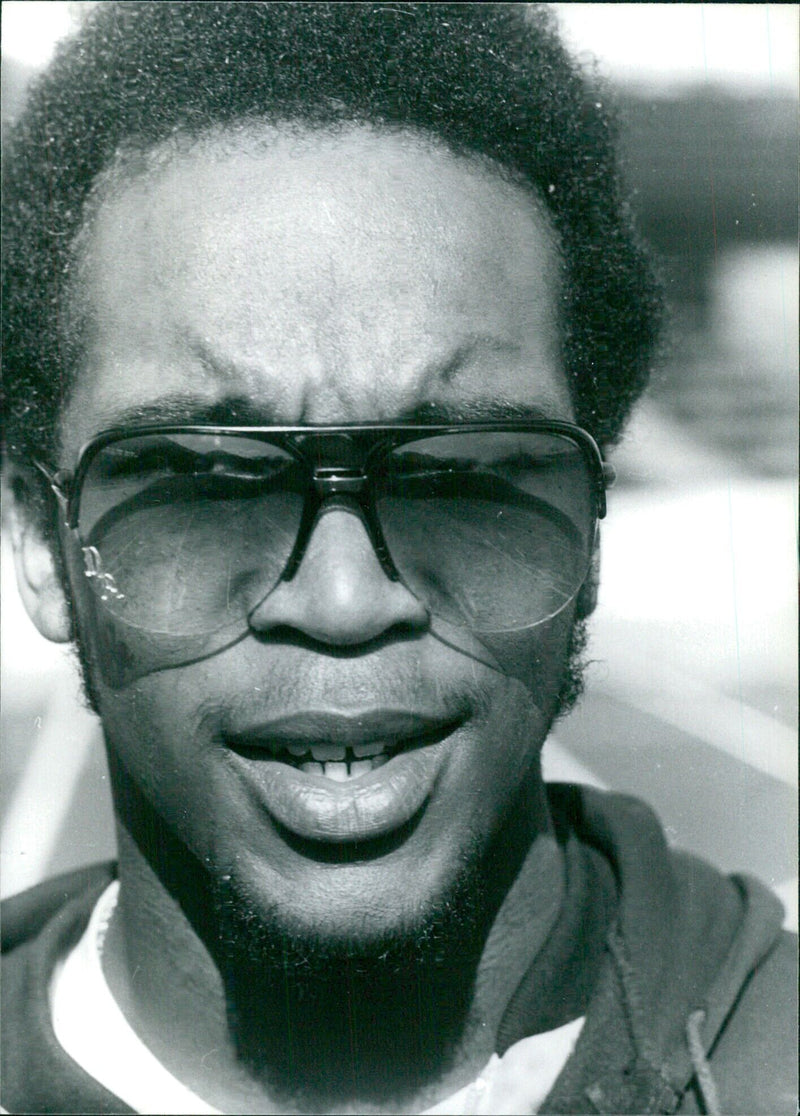 British sprinter Donavan Reid prepares to compete in the 100 and 200 metres at a 1982 Botslas vid publicering event. - Vintage Photograph