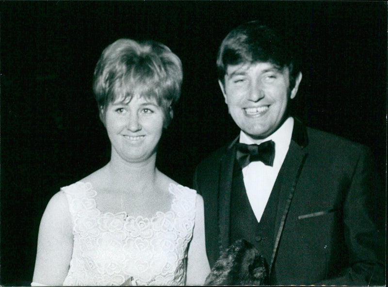 British Comedian Jimmy Tarbuck poses with his wife Pauline in London in January 1985. - Vintage Photograph