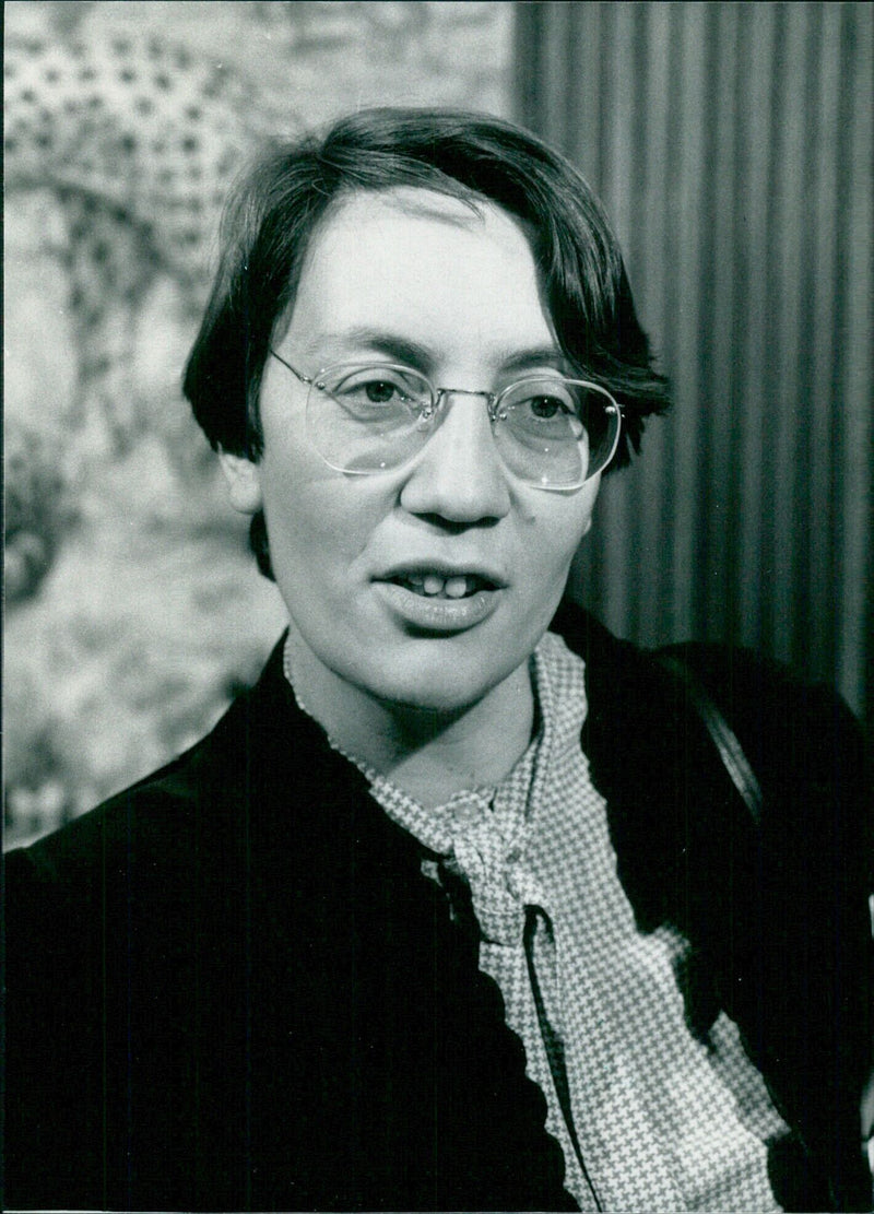 Dr. Manuela De Augiar, Portugal's Minister of Immigration Affairs, speaks at a press conference in Lisbon, Portugal on 1984-08-31. - Vintage Photograph