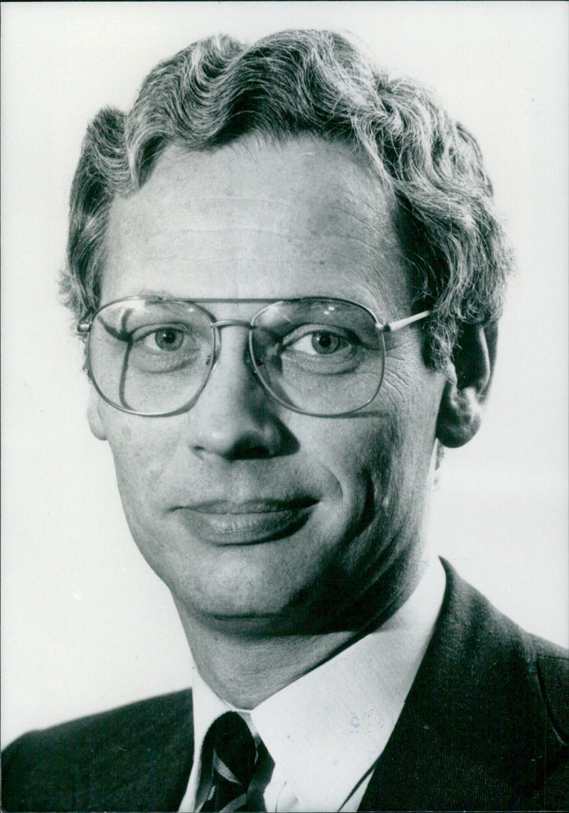 Dutch Foreign Minister Hans van den Broek attends a press conference in The Hague, Netherlands, on 1985. - Vintage Photograph