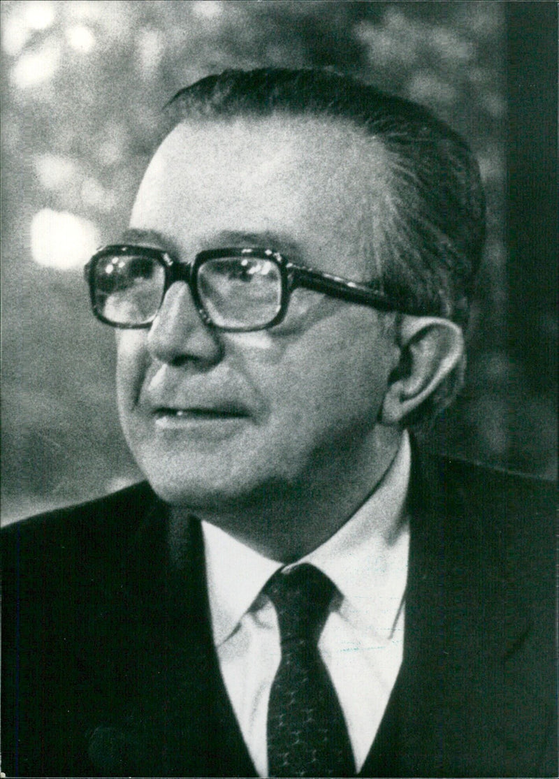 Italian Politician Giulio Andreotti, the Minister of Foreign Affairs since 1983, poses for a photograph at the Camera Press studio in London in 1984. - Vintage Photograph