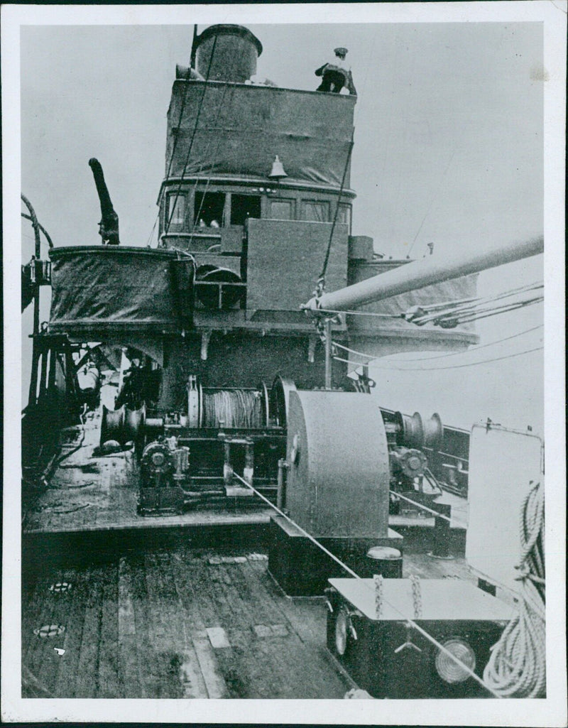 A minesweeper lookout stands atop the Hottan E Baki Elts bridge in 1949, with a view of 31 ships and 5.5 cm of L.L.H Fishare and Lut Jy. - Vintage Photograph