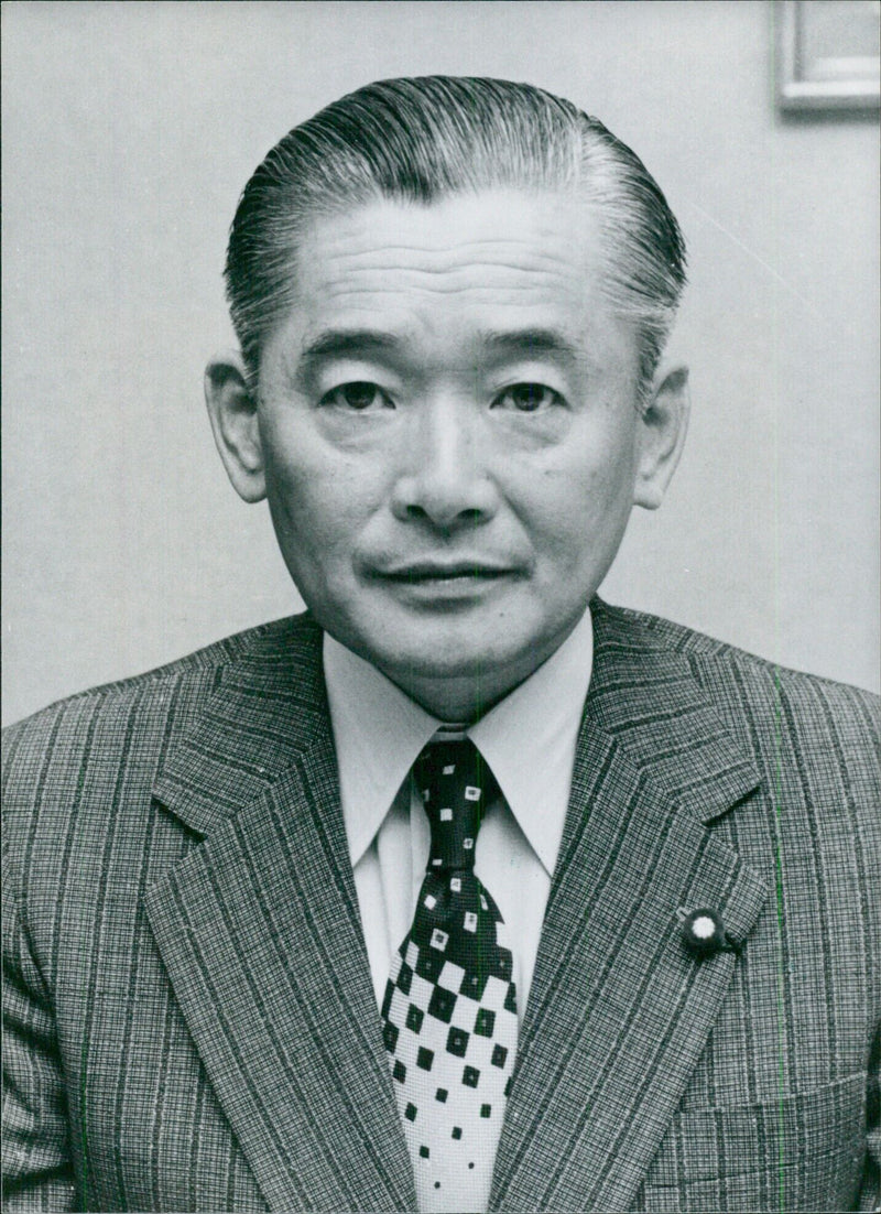 Japanese Finance Minister Noboru Takeshita speaks with members of the press in 1983. - Vintage Photograph