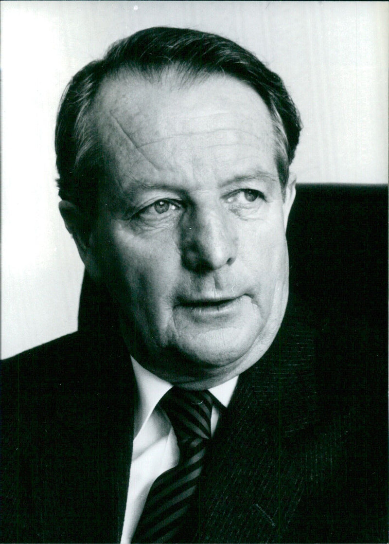 New Zealand's Bill Rowling, Leader of the Opposition Labour Party since 1975, announces he will not stand for re-election in February 1983. Photo courtesy of Liz Brook/Camera Press London. - Vintage Photograph