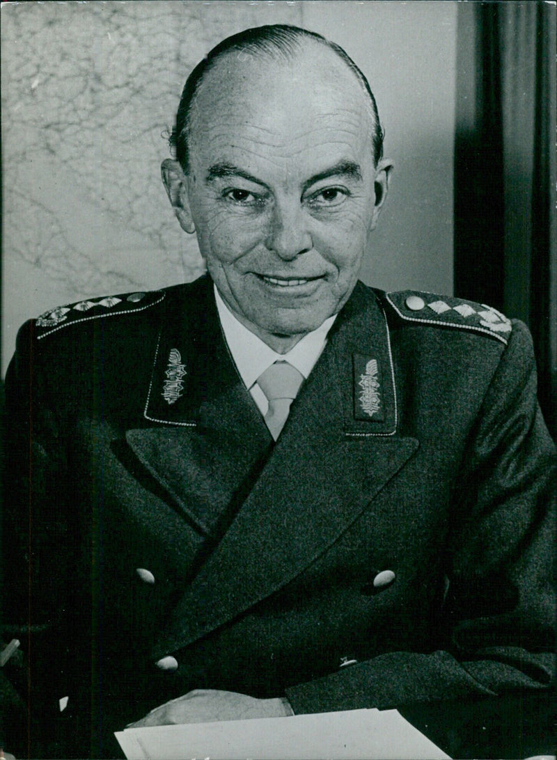 Lt.-General Hans Ruttiger, Head of the Army Department at the Federal Ministry of Defence in Bonn, Germany, speaks to West German Service Chiefs in London. - Vintage Photograph