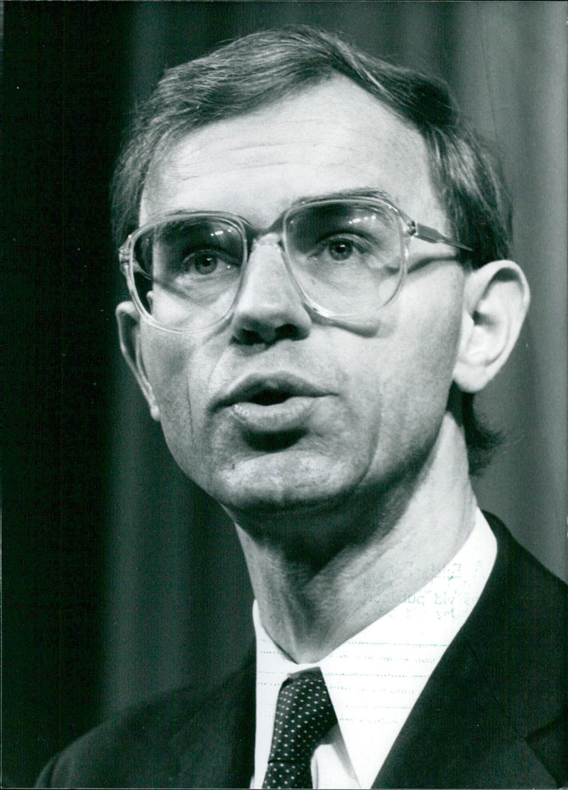 Dutch Minister of Finance H.O. RJDING OPS H.J. (Jnno) Ruding is seen at the Netherlands School of Economics in Rotterdam in 1983. - Vintage Photograph