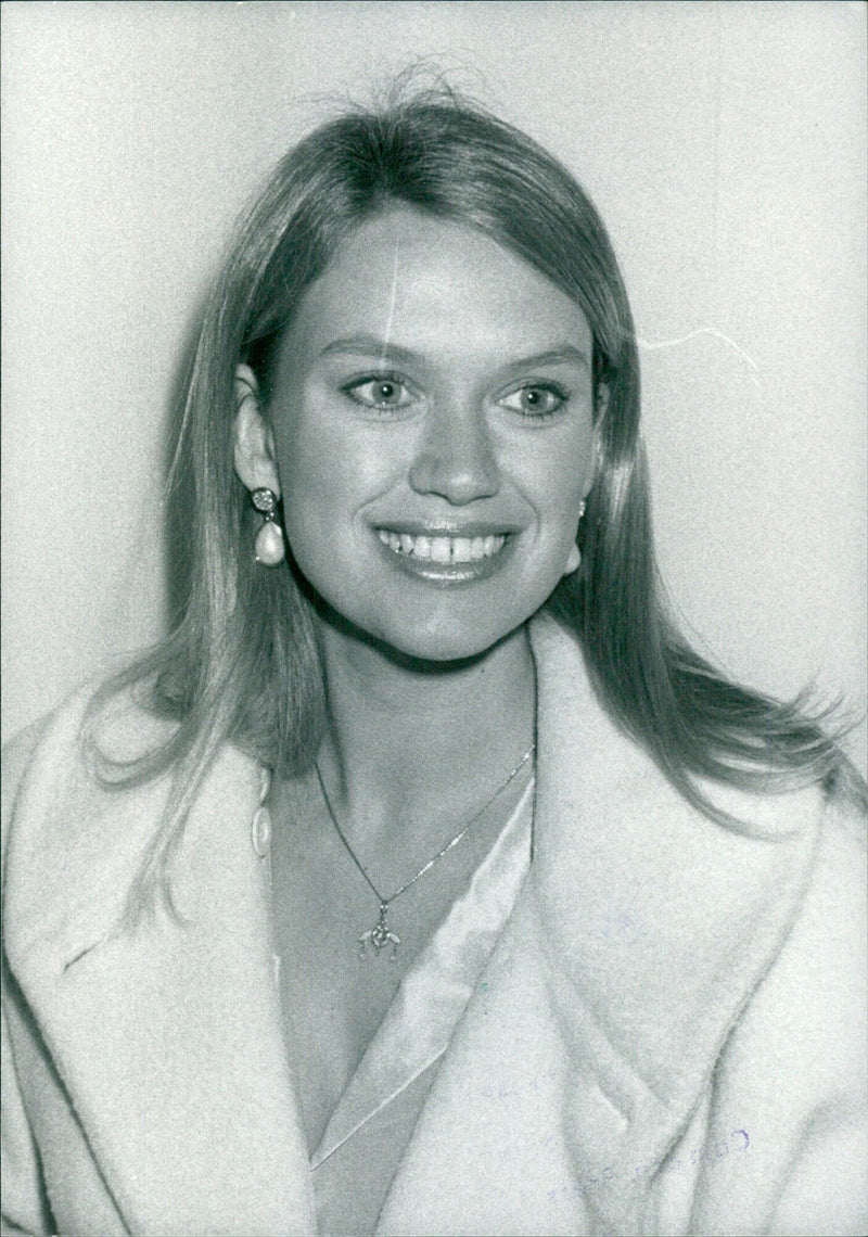 British TV presenter and personality Anneka Rice poses for a portrait in 1986. - Vintage Photograph