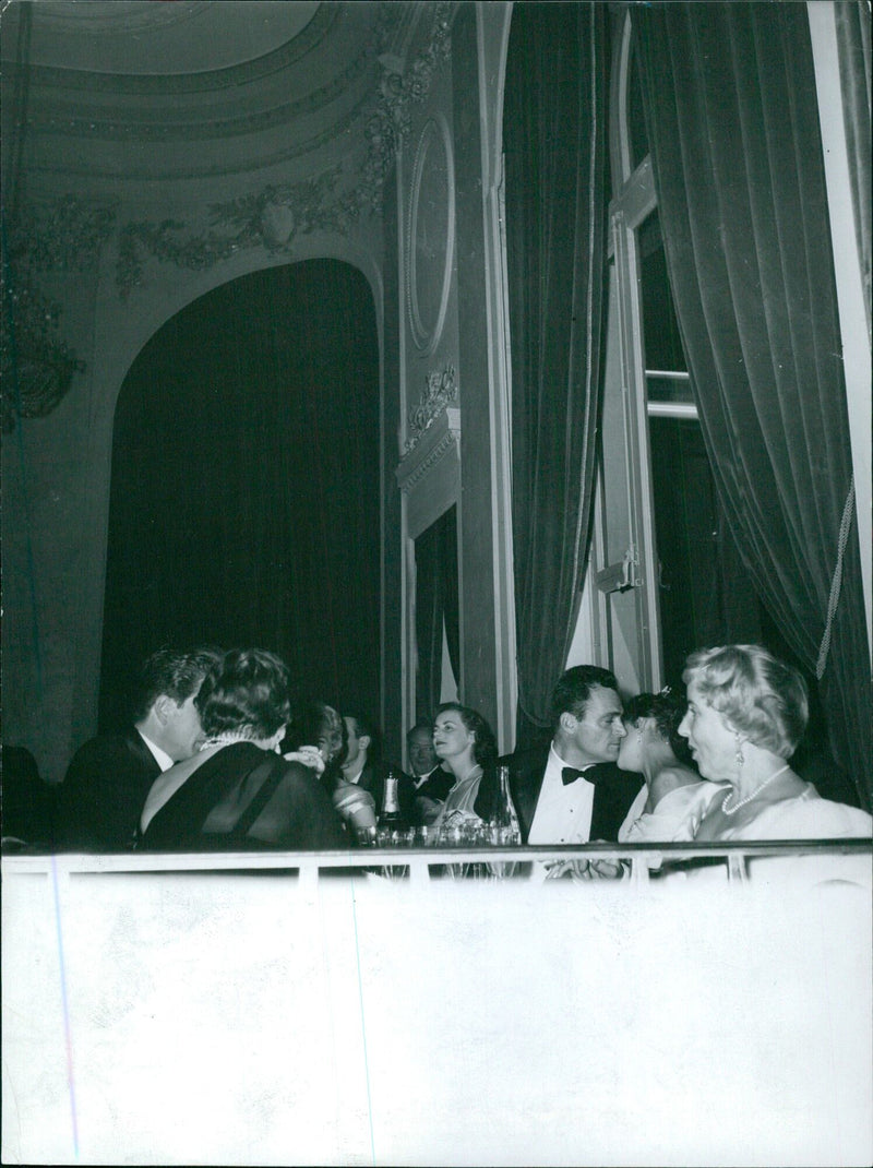 Elisaboon Layiv von Mike Todd poses on the red carpet at the Cannes Film Festival in 1957. - Vintage Photograph