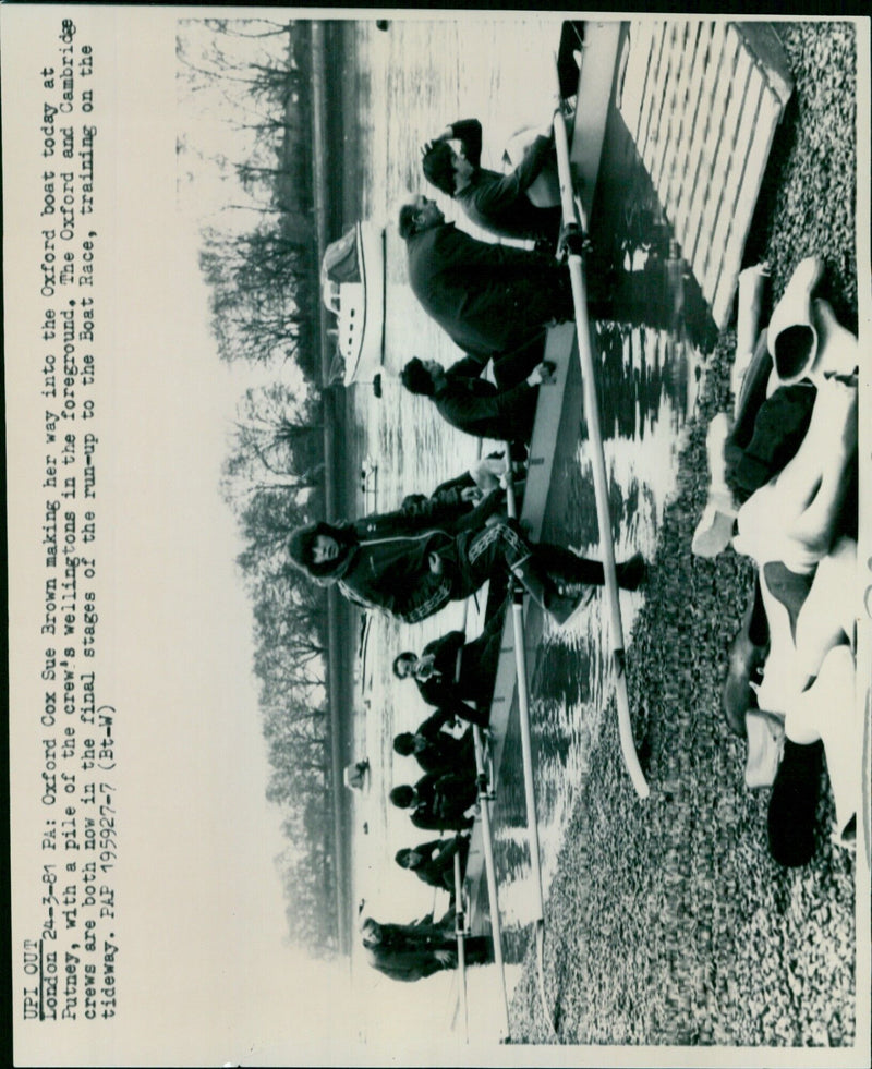 Sue Brown of Oxford Cox making her way into the boat at Putney. - Vintage Photograph