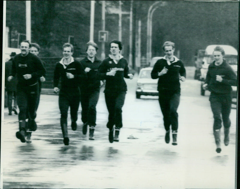 The eight man crew of Oxford University limber up for their boat race against Cambridge on the River Thames at Putney. - Vintage Photograph