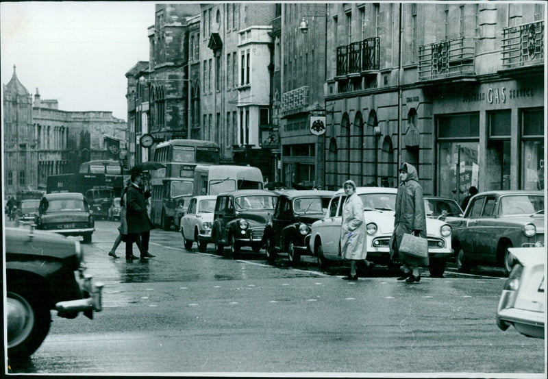 Crowds of people leaving Oxford after the Spring Bank Holiday. - Vintage Photograph