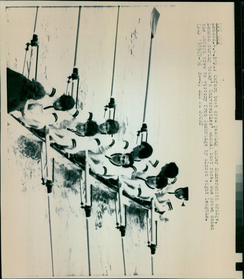 Oxford boat crew passes under Hammersmith Bridge during the Universities annual boat race. - Vintage Photograph