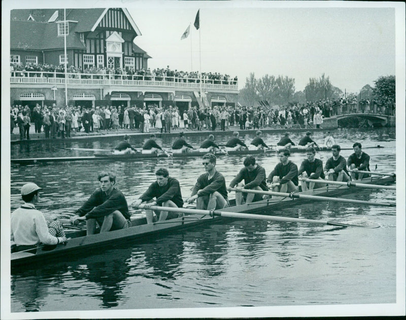 Oxford and Cambridge universities compete in the annual boat race on the River Thames. - Vintage Photograph