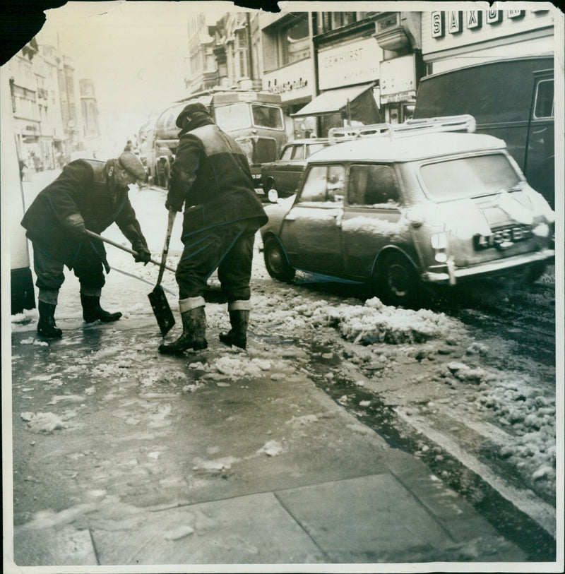 Workmen clear the pavement in Oxford as snow-clearing operation begins. - Vintage Photograph