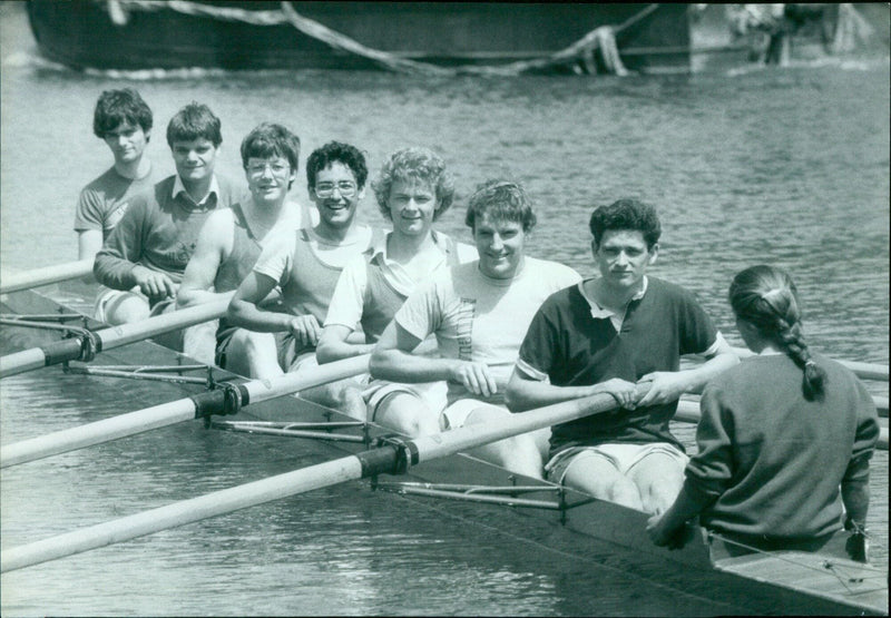 Willia ANTIQUA, an Oxford college rowing eight, has failed in its attempt to break the record for paddling from Folly Bridge to Westminster Bridge, London. - Vintage Photograph