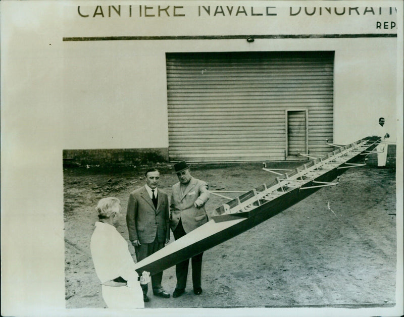 Count Gaddo della Gherardesca and designer Cardelli inspect the new Oxford torpedo boat ahead of the 1962 Boat Race. - Vintage Photograph