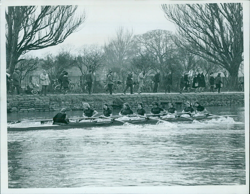 Oxford crew leads the Cambridge boat race. - Vintage Photograph