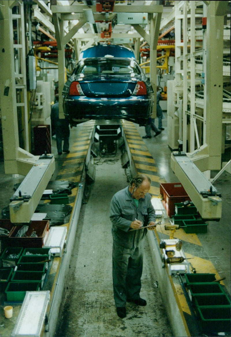 The last Rover 75 rolls off the production line at the Oxford Rover Cowley plant. - Vintage Photograph