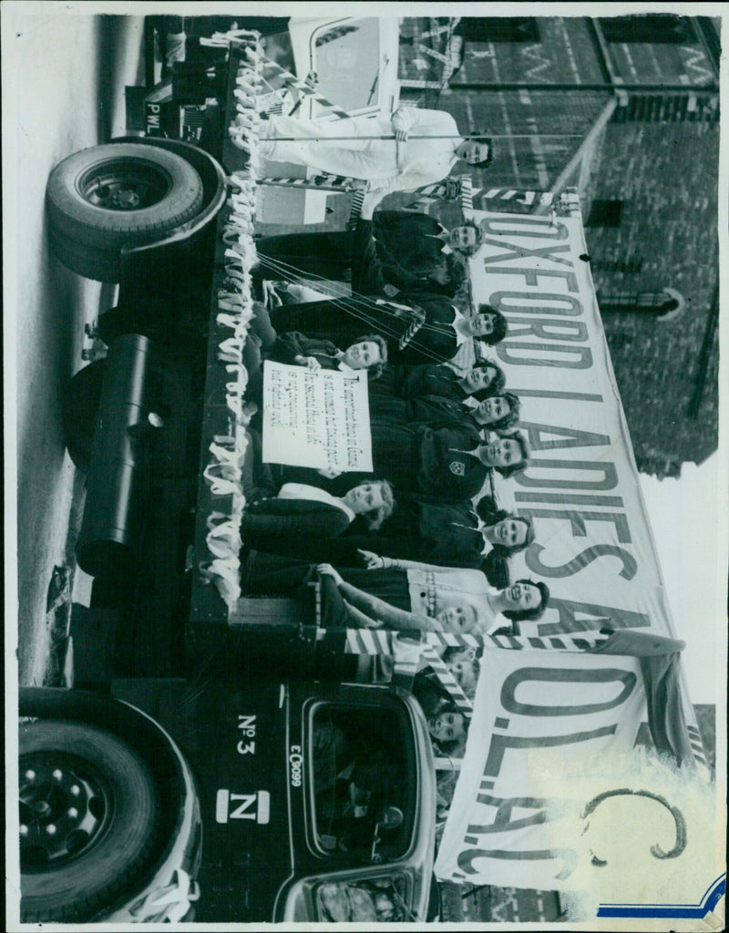 Oxford Ladies take part in the Chai Games, an essential but fun event at the DLAU Chaing PWL. - Vintage Photograph