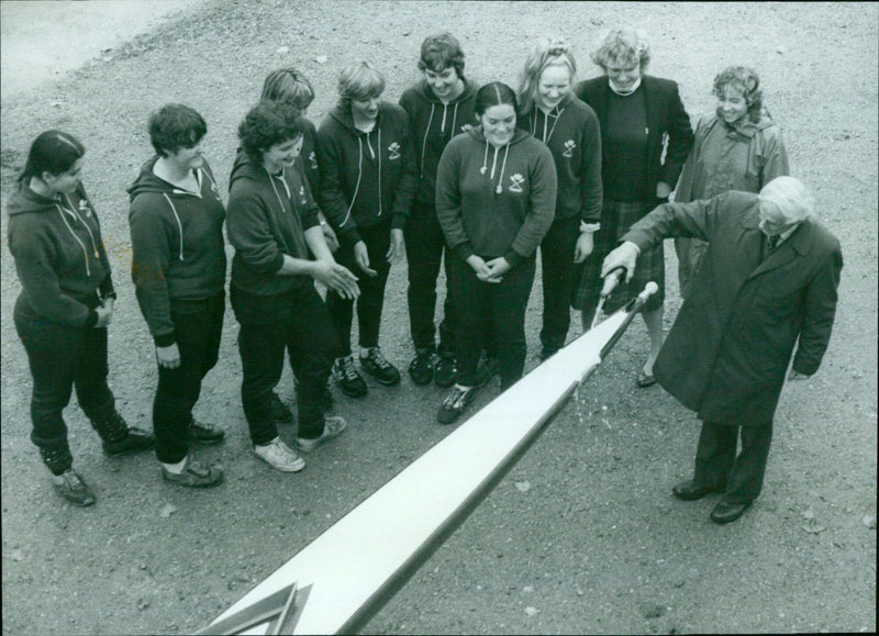 Trainee Katie Whiting prepares to board a new boat on the Thames. - Vintage Photograph