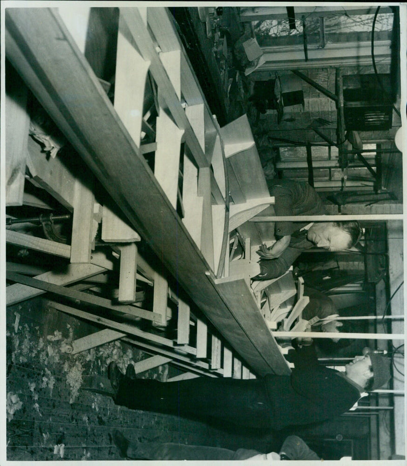 Oxford University's new boat takes shape in George Harris's boat house on the Isis. - Vintage Photograph