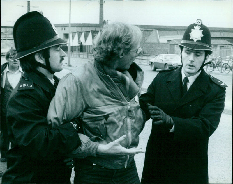 A picket is arrested at the Austin Rover body plant in Longbridge, Birmingham. - Vintage Photograph