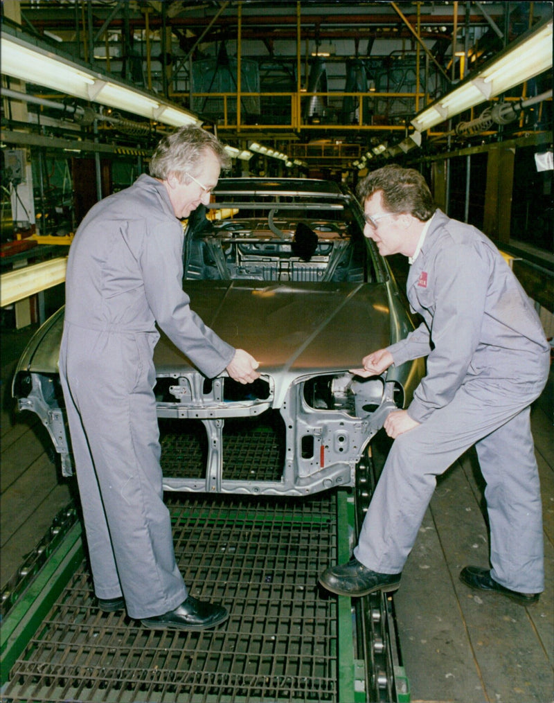 Technical support manager Dave Taylor and line team leader Rex Gardner inspect a Rover 600 body shell. - Vintage Photograph