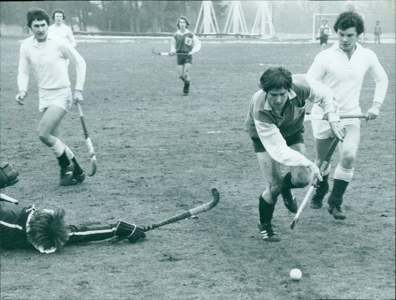 Guy Waller of Oxford University eludes keeper Richard Bateman during a match. - Vintage Photograph