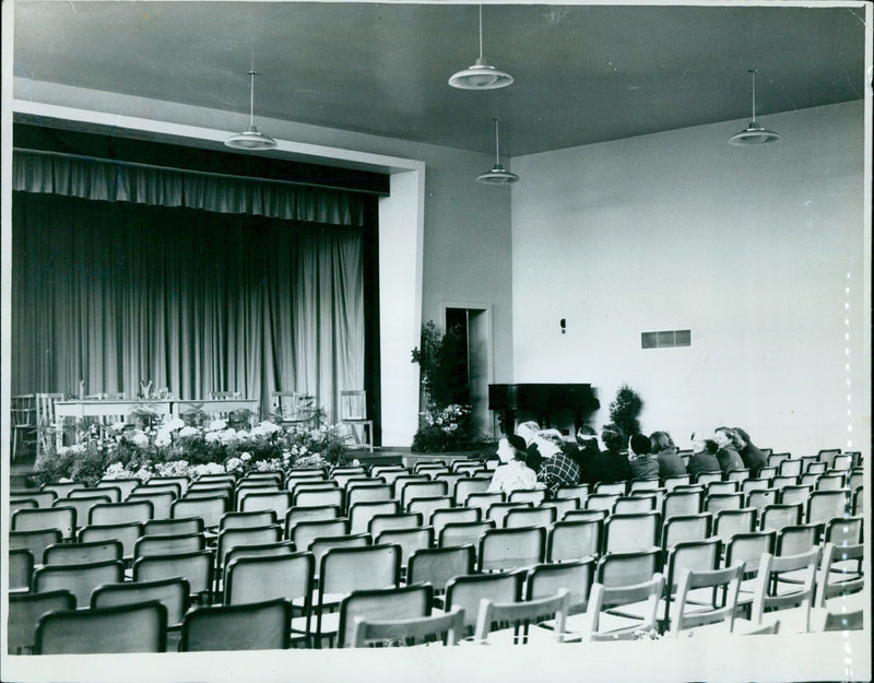 Students at the newly opened Headington School ofone 'ti ben Fron ey Notand in Oxfordshire, England. - Vintage Photograph